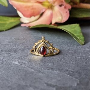🦋LAST🦋 NWT Baizaar Garnet Crown Ring, Size 5.75